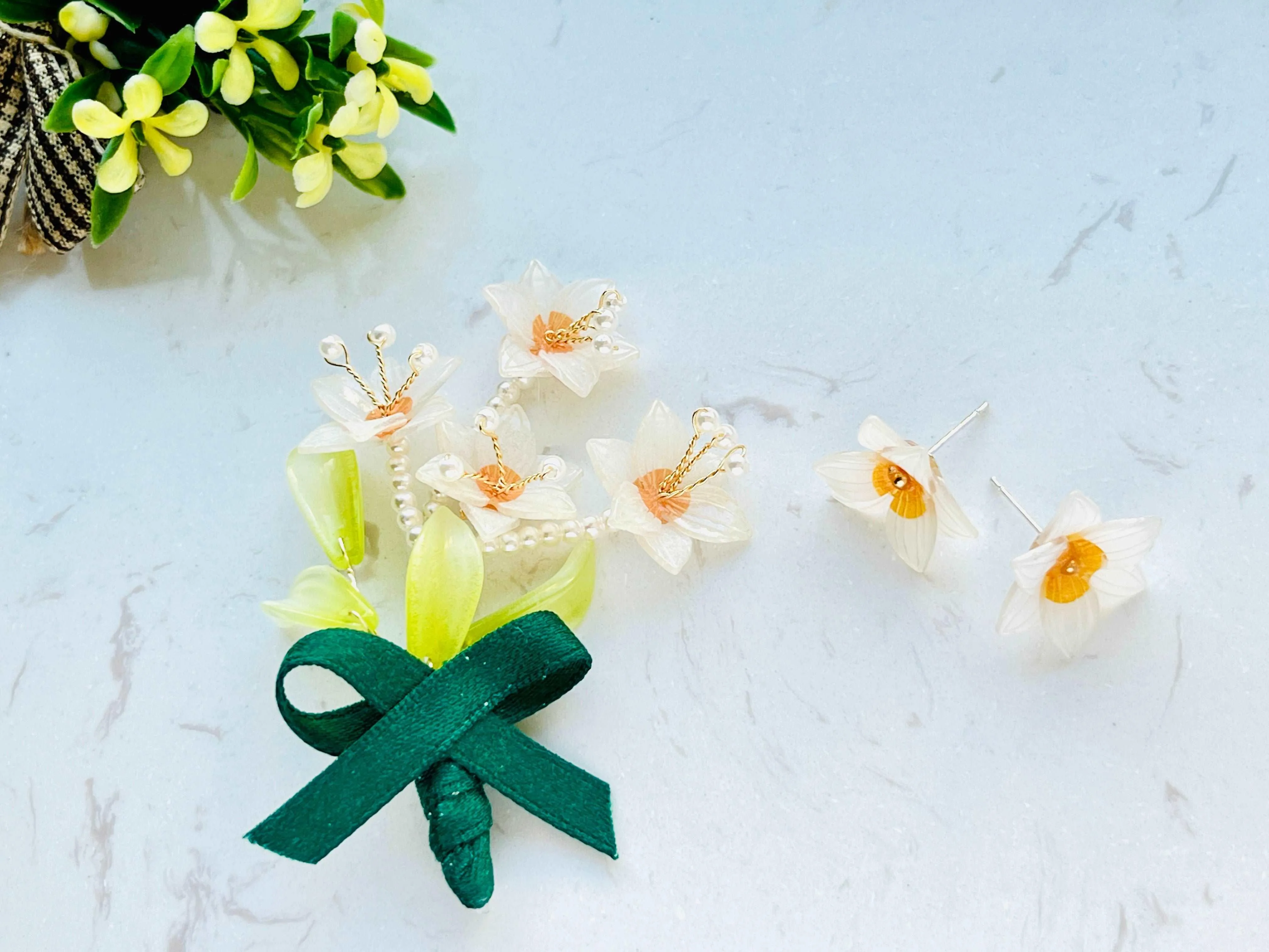 Elegant Narcissus / Daffodil Brooch