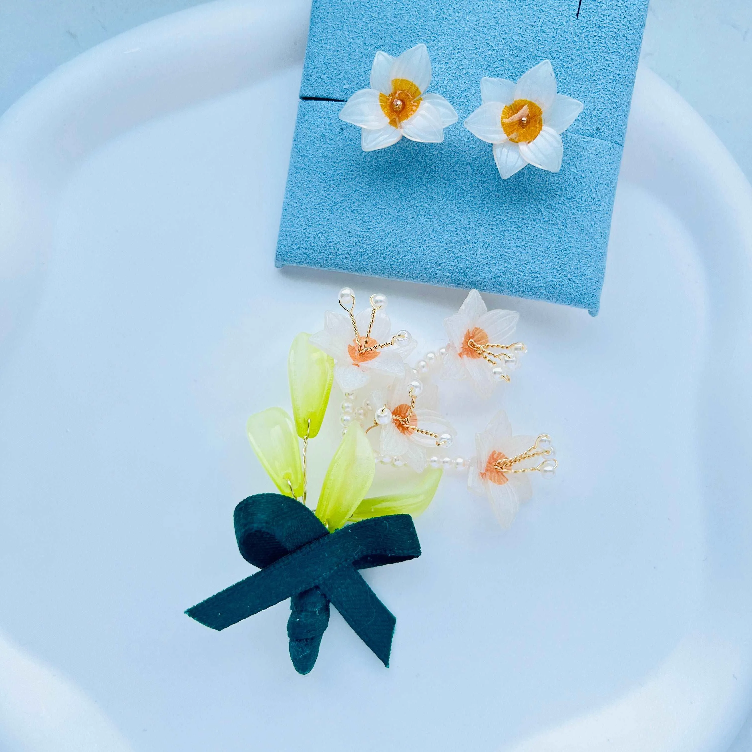 Elegant Narcissus / Daffodil Brooch