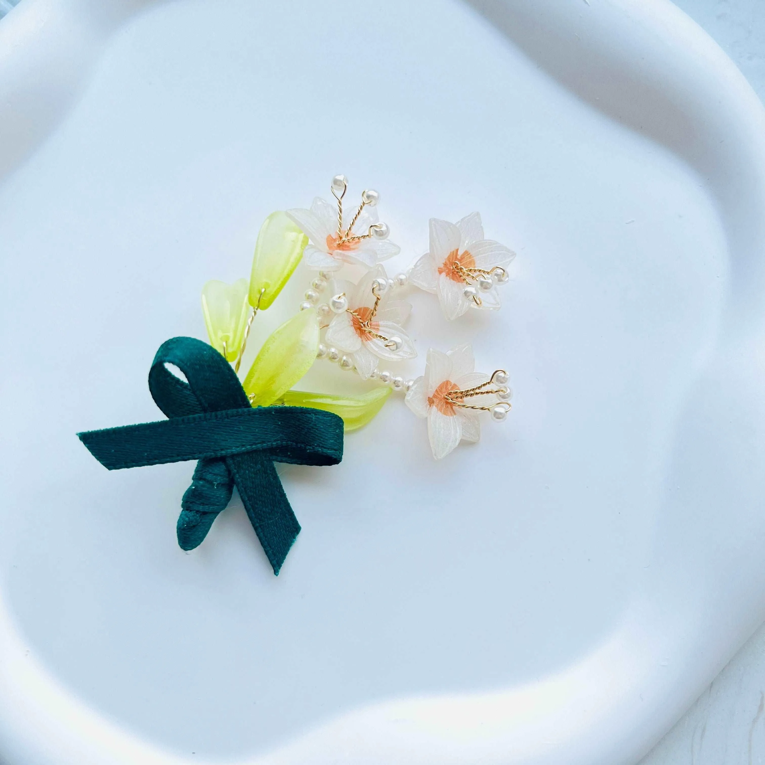 Elegant Narcissus / Daffodil Brooch