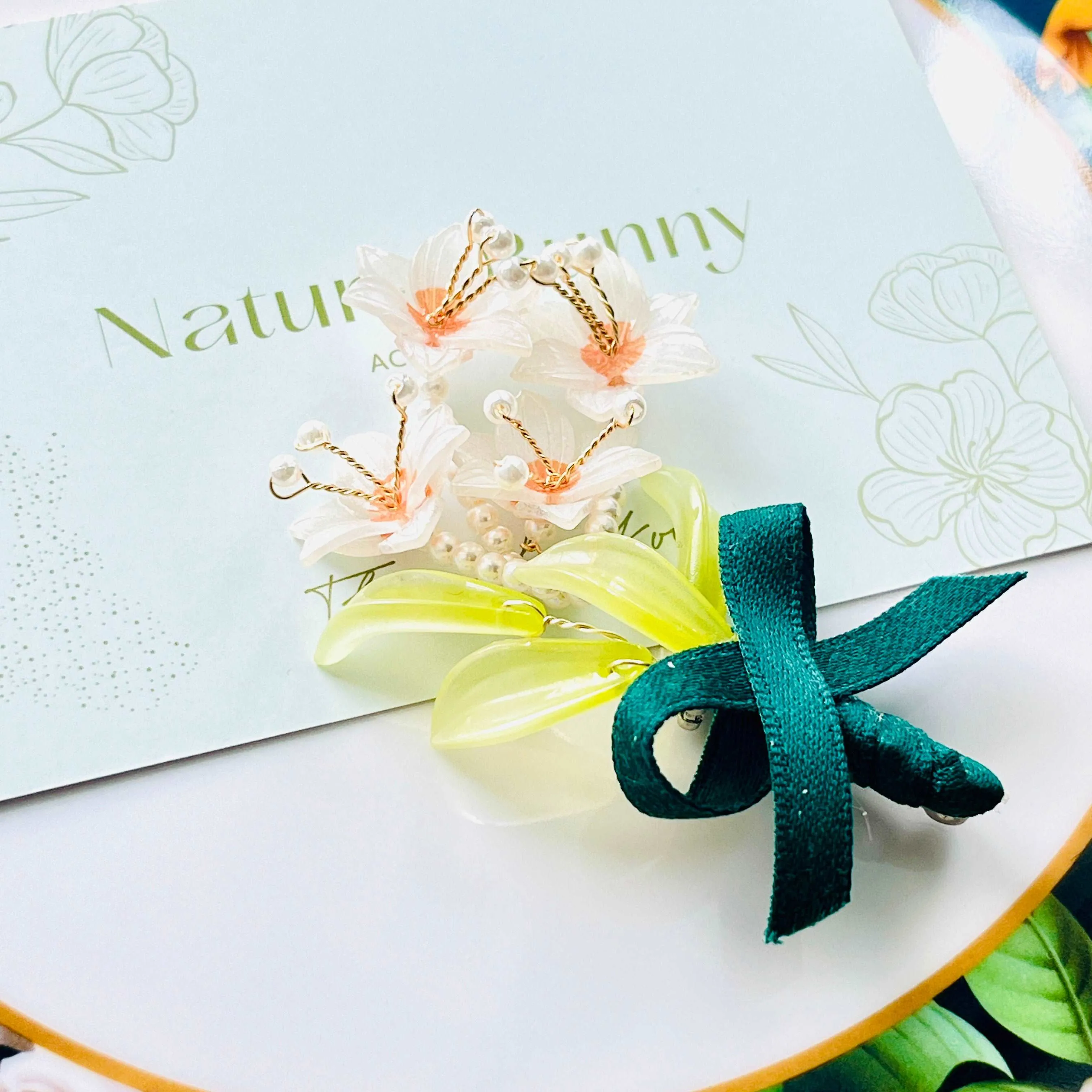 Elegant Narcissus / Daffodil Brooch