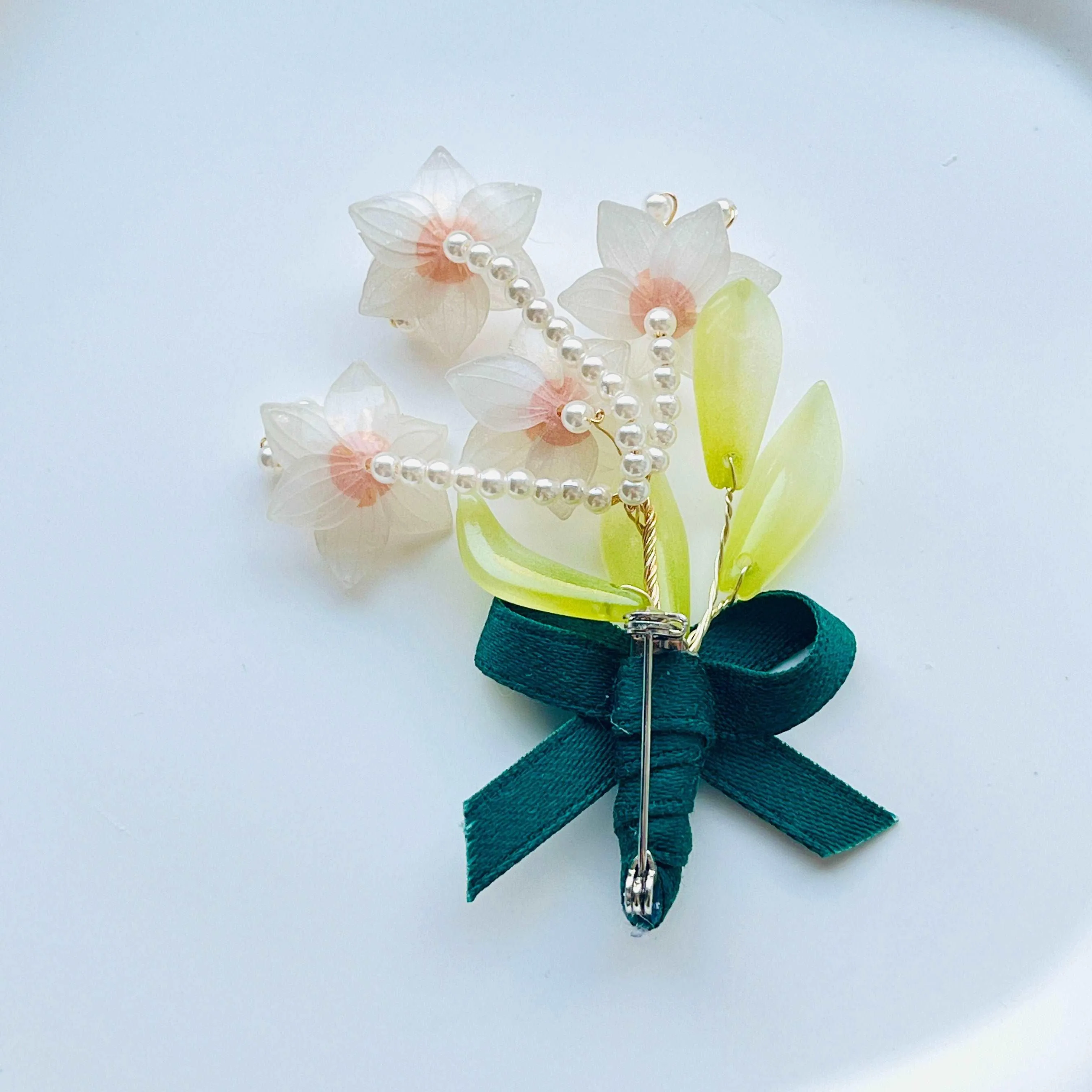 Elegant Narcissus / Daffodil Brooch