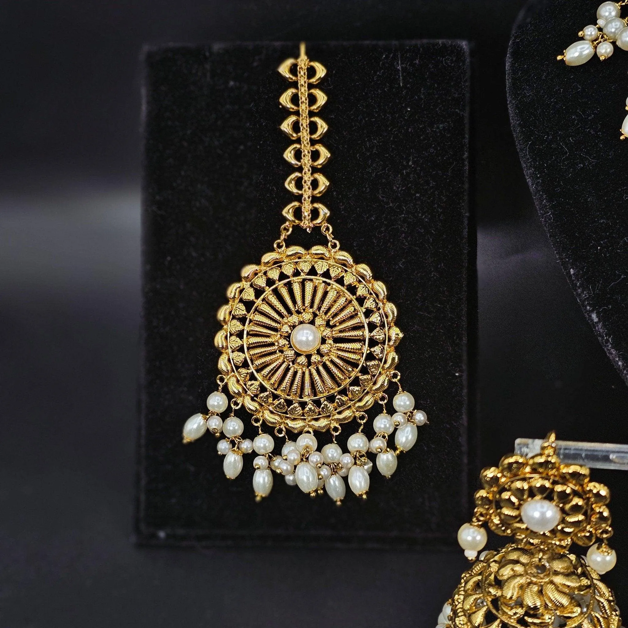 Farhaa Choker Necklace Set